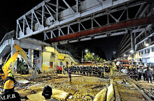 मुंबई में फुट ओवर ब्रिज गिरने से 6 की मौत और 31 घायल 