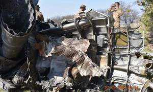 पाकिस्तान ने दावा किया कि उसने भारत के दो विमानों को मार गिराया है और एक पायलट को गिरफ्तार किया है 