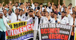 ममता बनर्जी से मुलाक़ात के बाद पश्चिम बंगाल डॉक्टरों ने की हड़ताल खत्म; सुप्रीम कोर्ट में चिकित्सको के सुरक्षा को लेकर होगी सुनवाई 