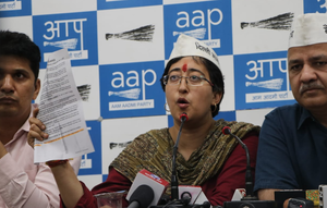 AAP की आतिशी रो पड़ी अपमानजनक पैम्फलेट्स को देखकर , पार्टी ने गौतम गंभीर पर आरोप लगाया