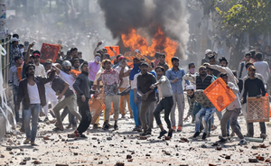 दिल्ली हिंसा ने लिया जानलेवा शक्ल, दंगों में पुलिसकर्मी सहित 5 की मौत