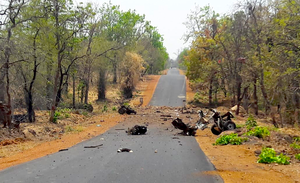 गढ़चिरौली माओवादी हमला: महाराष्ट्र-छत्तीसगढ़ सीमा के पास IED विस्फोट में 15 जवानों की मौत