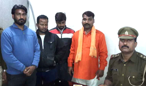 लखनऊ में 4 भगवाधारियों ने कश्मीरी ड्राई-फ्रूट विक्रेता के साथ की मारपीट, चारों गिरफ्तार