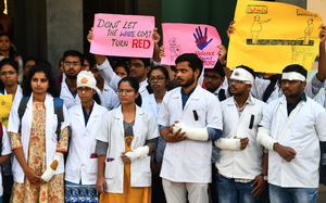 पश्चिम बंगाल के बाद अब देश के कई शहरों में डॉक्टरों का हड़ताल जारी, मरीज परेशान