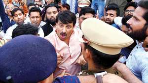 आप समर्थकों के साथ धक्कामुक्की  के बाद मनोज तिवारी ने 'चार दिनों में दिल्ली पुलिस को सबक सिखाने' की धमकी दी 