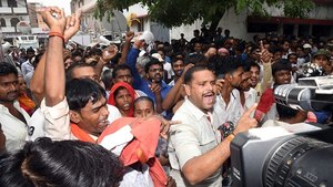 मुज़फ़्फ़रपुर में बच्चों की जारी मौत के 19 दिनों बाद अस्पताल पहुंचे मुख्यमंत्री नीतीश कुमार का विरोध प्रदर्शन