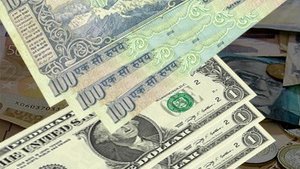 डॉलर के मुक़ाबले रुपया को मज़बूत करने के लिए प्रवासी भारतीयों से मदद मांग सकती हैं सरकार