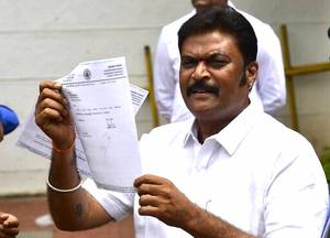कर्नाटक गठबंधन सरकार को ताजा झटका, कांग्रेस के 2 विधायकों ने दिया इस्तीफा