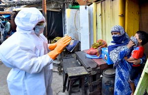 कोरोनावायरस महामारी: भारत में अब स्वास्थ्य कर्मचारियों पर हमला होगा गैर-जमानती अपराध; विश्व में Covid-19 से मौतों का आंकड़ा 180,000 पार