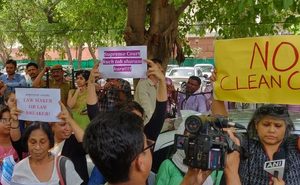 CJI यौन-उत्पीड़न मामला: महिला शिकायतकर्ता रिपोर्ट की कॉपी मांगी; सुप्रीम कोर्ट के बहार रंजन गोगोई को क्लीनचिट देने का विरोध प्रदर्शन
