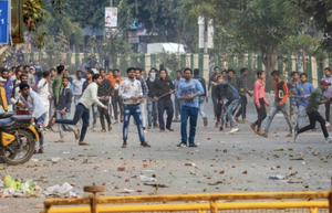 CAA  समर्थकों और विरोधियों के बीच उत्तर-पूर्वी दिल्ली में हिंसक झड़पें, कई घायल हुए