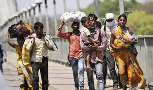 करोनावायरस महामारी: भाजपा-शासित तीन राज्य ने श्रम कानूनों में दी ढील; प्रवासी श्रमिकों के जोखिम भरे यात्राएं अब भी जारी